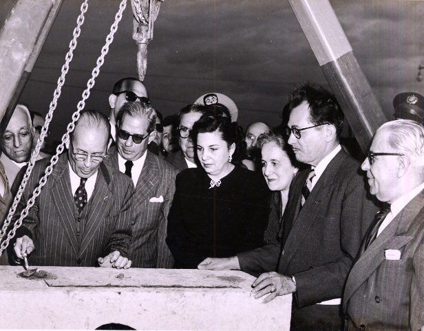 Foto de El doctor Emeterio Santovenia en el acto de colocación de la primera piedra del nuevo edificio de la Biblioteca Nacional, 28 de enero de 1952. Colección BNJM.